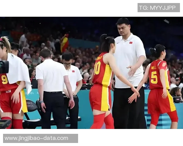 姚明与队友默契配合展现团队精神助力篮球事业腾飞