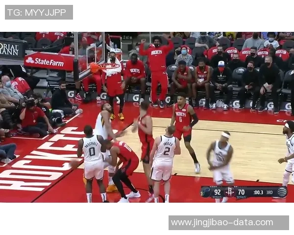 姚明与加索尔精彩扣篮对决展现篮球巅峰技艺与激情碰撞